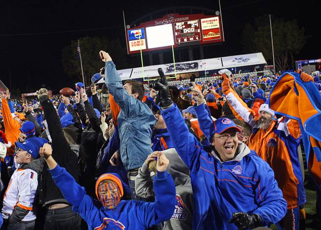 Boise State fans celebrate the Bronco's 56-24 win over the ...