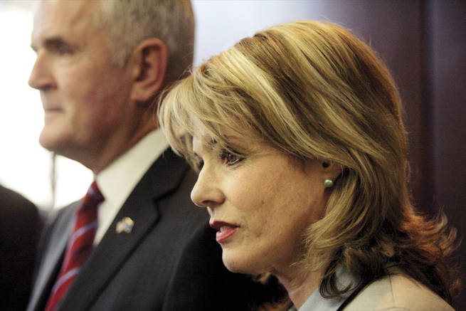 Dawn Gibbons appears by her husband's side during an October 2006 news conference. She filed papers in court Wednesday (May 28, 2008) that are apparently an argument to open the couple's sealed divorce filing.