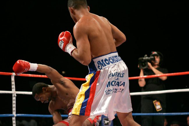 Kendall Holt, left, gets knocked down for the first of two knockdowns by WBO junior welterweight champion Ricardo Torres during their title fight at Planet Hollywood.