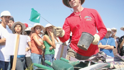 Latin student group helps spruce up Las Vegas Wash