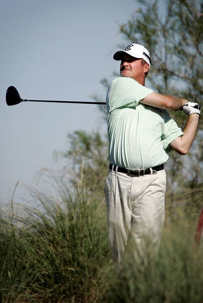  Jerry Kelly watches his drive from the 18th tee during the Justin Timberlake Shriners Hospitals for Children Open at TPC Summerlin Friday, October 17, 2008. Kelly is one of many pros who uses the PGA Tour's Shotlink technology to improve his game.