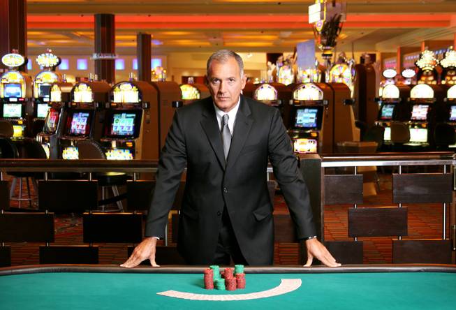 Joe Navarro spent 25 years with the FBI as an expert in nonverbal communication, and he'll teach poker players how to read "tells" at the World Series of Poker Academy.