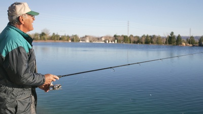 Fishing fans catching up on lake's shore