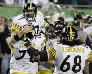 
Pittsburgh quarterback Ben Roethlisberger (7) is congratulated by teammates after throwing the game-winning touchdown pass in Super Bowl XLIII.