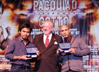Las Vegas Mayor Oscar Goodman poses with Manny Pacquiao, left, of the Philippines and WBO welterweight champion Miguel Cotto of Puerto Rico after presenting them with ceremonial keys to the city during a news conference at the MGM Grand Wednesday, Nov. 11, 2009.  Pacquiao and Cotto will fight at the MGM Grand Garden Arena on Saturday. 