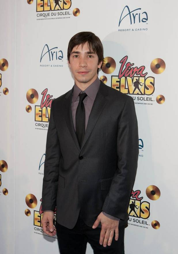 Justin Long on the blue carpet for the <em>Viva Elvis</em> ...