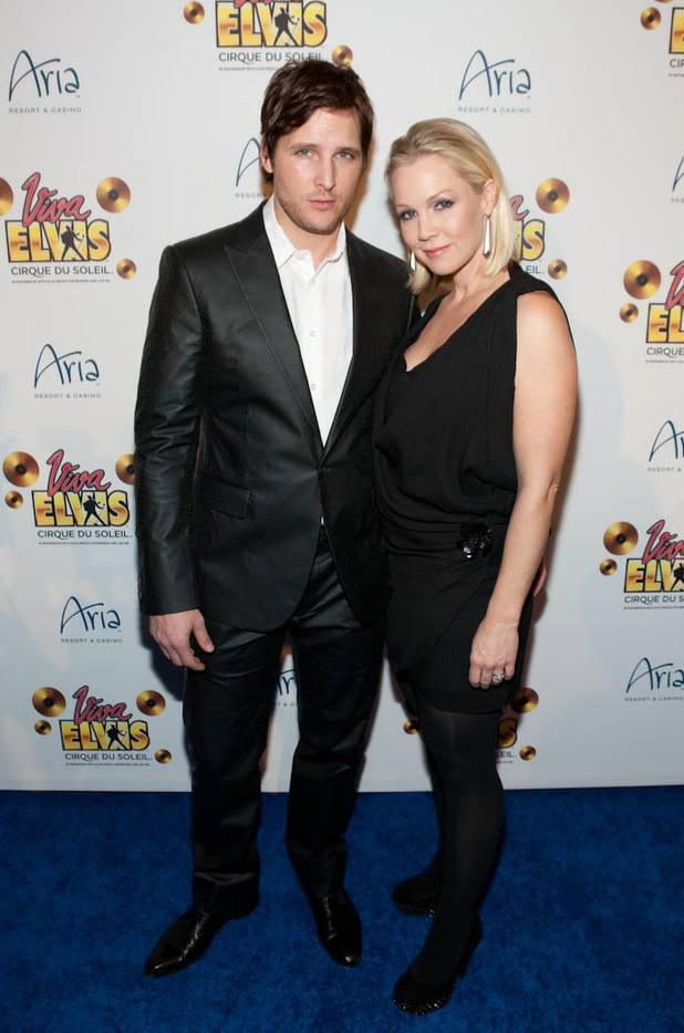 Peter Facinelli and Jennie Garth on the blue carpet for ...