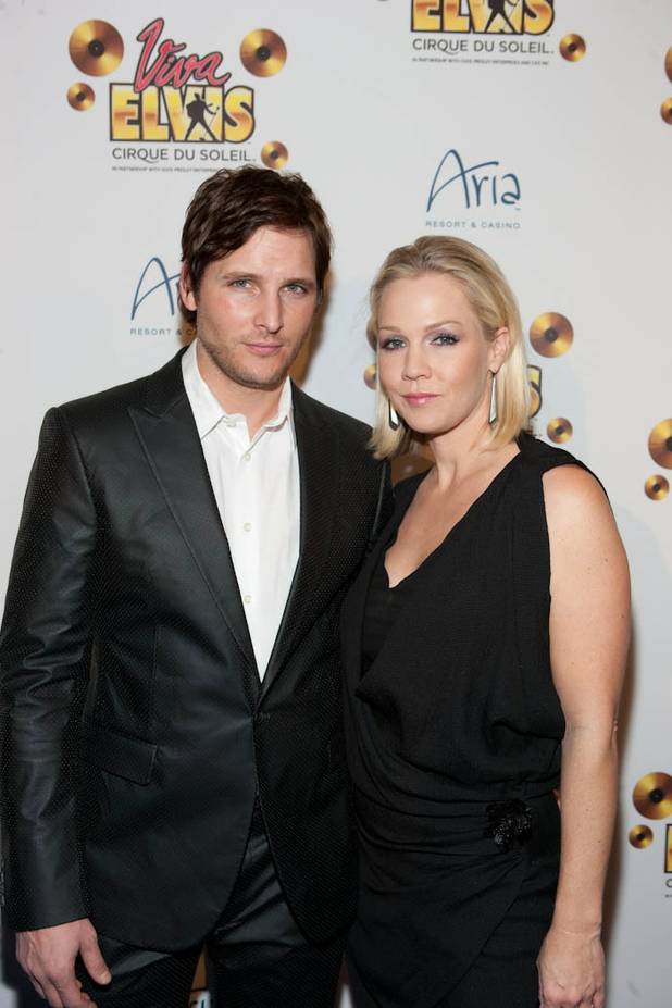 Peter Facinelli and Jennie Garth on the blue carpet for ...