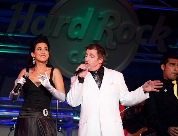 Louis Prima Jr. and The Witnesses featuring Sarah Spiegel perform ...