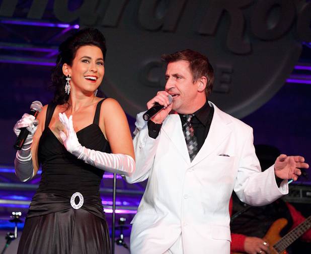 Louis Prima Jr. and The Witnesses featuring Sarah Spiegel perform ...