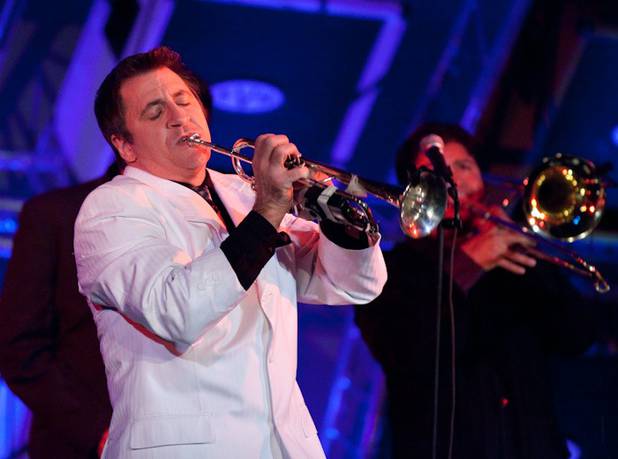 Louis Prima Jr. and The Witnesses featuring Sarah Spiegel perform ...