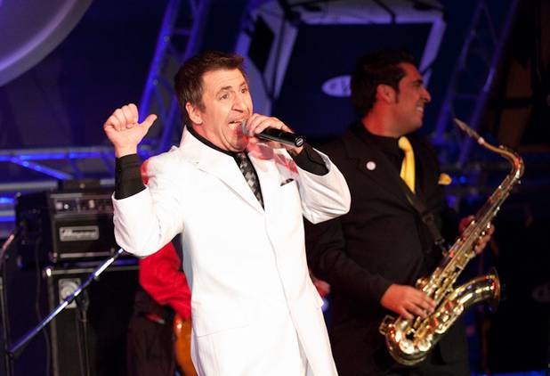 Louis Prima Jr. and The Witnesses featuring Sarah Spiegel perform ...