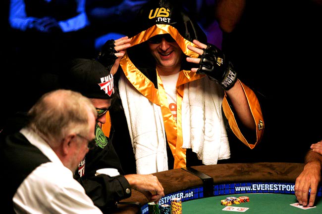 Phil Hellmuth makes grand entrance at World Series of Poker Main Event -  Las Vegas Sun News