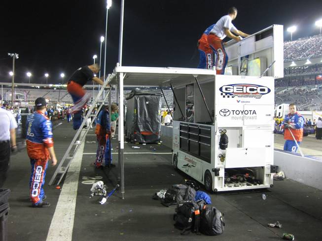 Ten minutes after the race finish and most of the pit boxes are already torn down. 