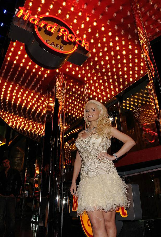 Holly Madison lights up the Hard Rock Cafe on The ...