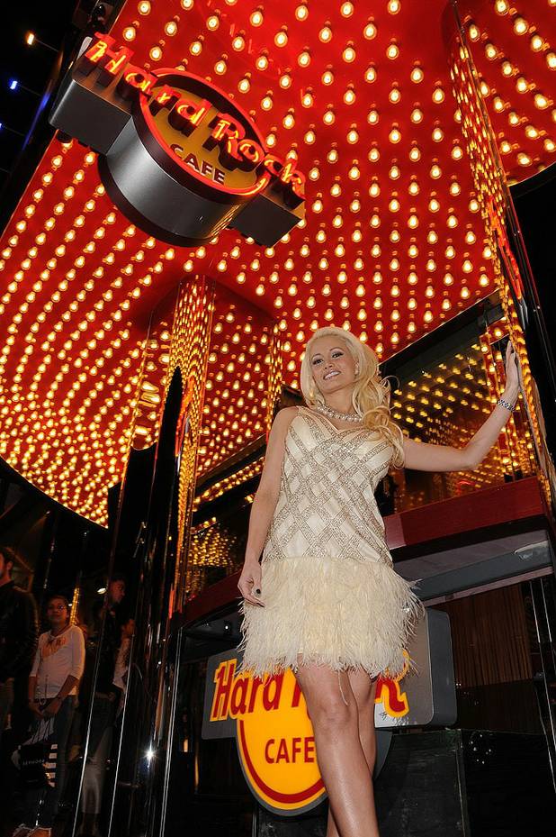 Holly Madison lights up the Hard Rock Cafe on The ...