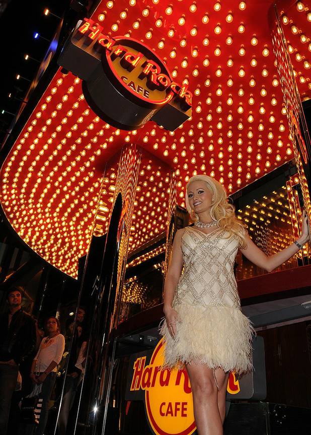 Holly Madison lights up the Hard Rock Cafe on The ...