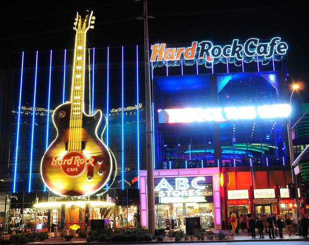 Holly Madison lights up the Hard Rock Cafe on The ...