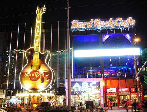 Holly Madison lights up the Hard Rock Cafe on The ...