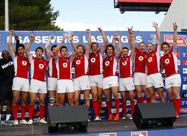 Members of the Canadian team celebrate after defeating Australia 19-17 ...
