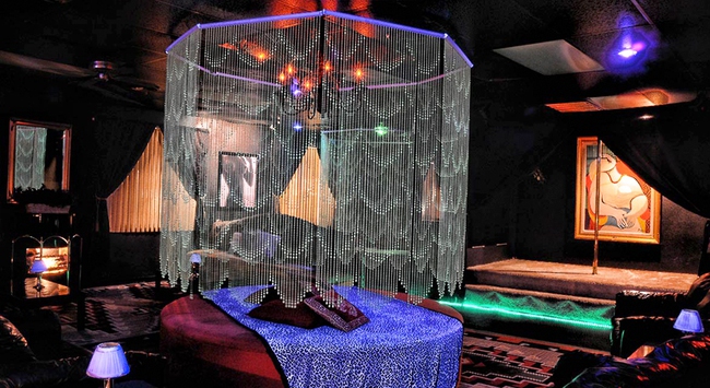 Photograph : Strip-club-green-door - Las Vegas Sun News