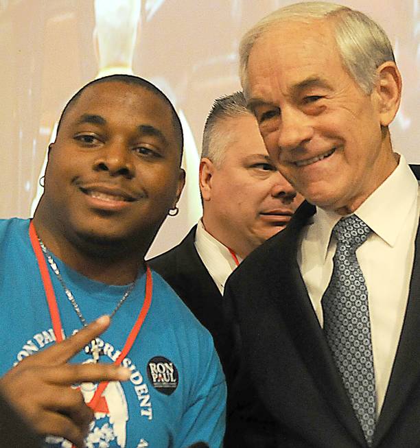 Presidential hopeful Ron Paul takes time to have his photo ...