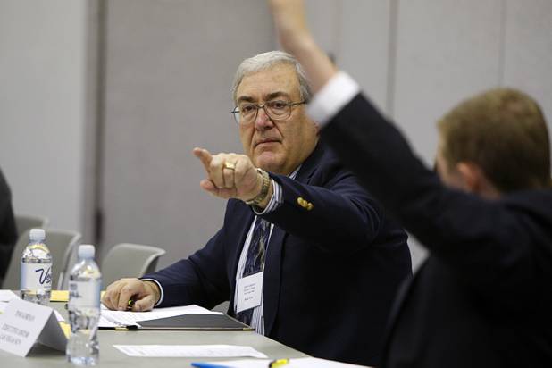 Moderator Tom Gorman, executive editor of the Las Vegas Sun, calls on a student during the annual Las Vegas Sun Youth Forum at the Las Vegas Convention Center Tuesday, November 20, 2012.