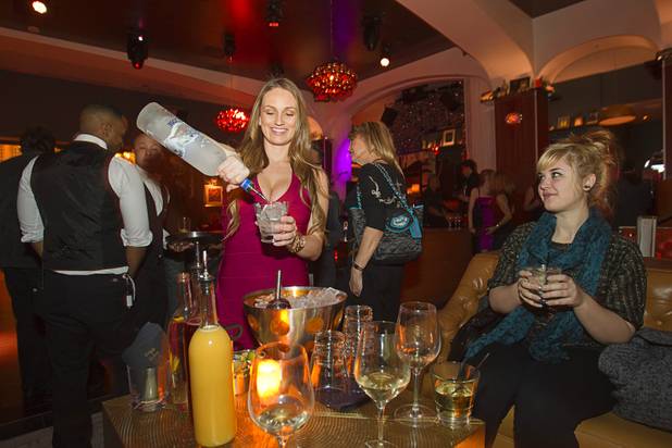 Cocktail waitress and sports handicapper Kelly Stewart mixes drinks at Hyde Bellagio on Thursday, Jan. 17, 2013.