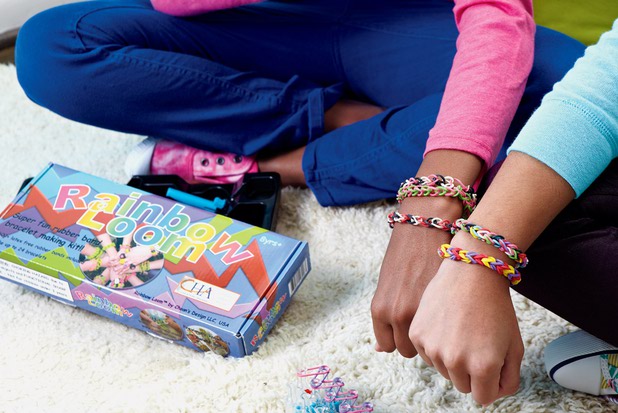This kit allows children to create things such as bracelets or rings with colorful rubber band links.