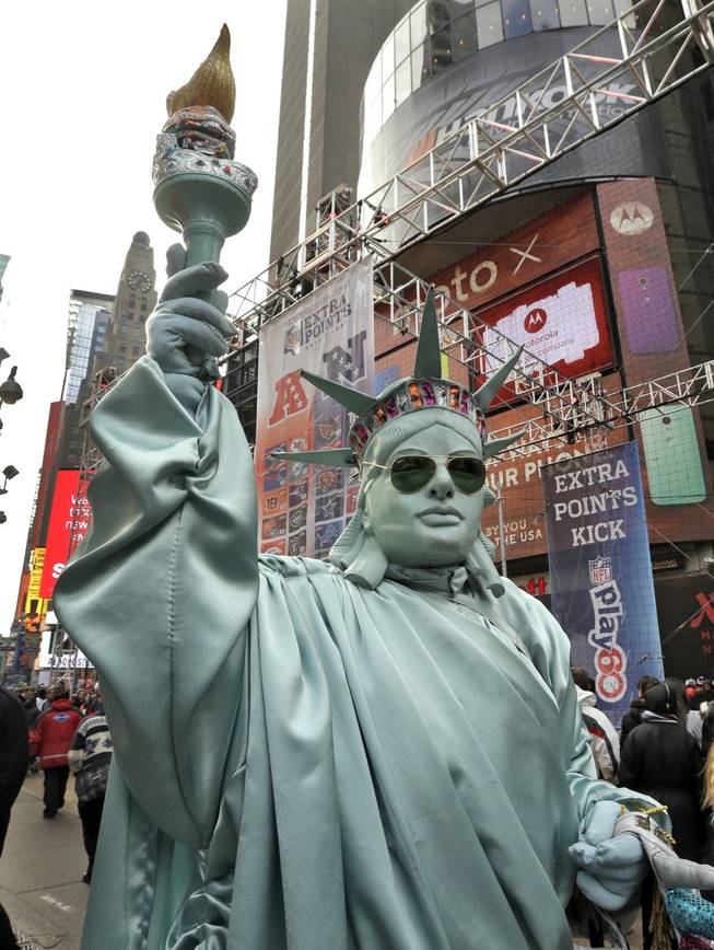 Photograph: Super Bowl Fans Statue of Liberty - Las Vegas Sun News