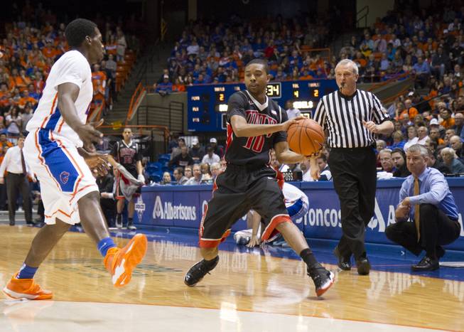 Daquan Cook looks to pass in UNLV's 91-90 overtime loss to Boise State at Taco Bell Arena in Boise on Saturday, Feb. 22, 2014.