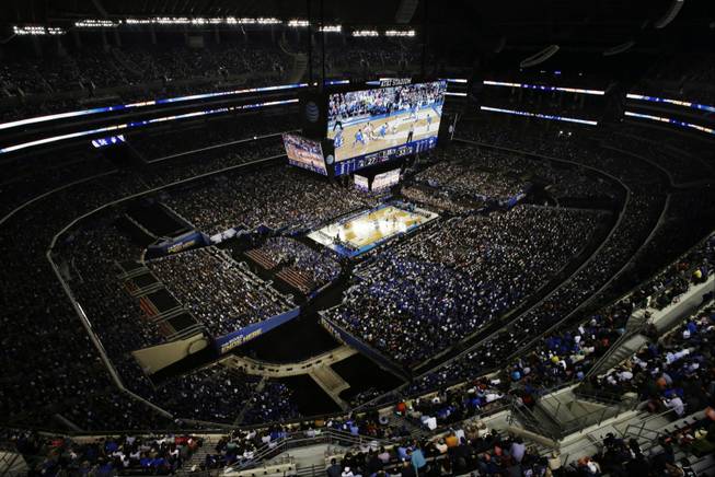 Connecticut and Kentucky compete during the first half of the NCAA Final Four tournament college basketball championship game Monday, April 7, 2014, in Arlington, Texas. (AP Photo/David J. Phillip)