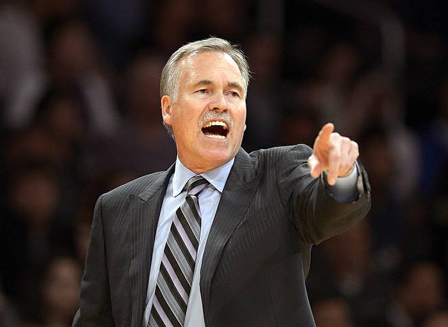 Los Angeles Lakers head coach Mike D'Antoni gestures during the second half of an NBA basketball game against the Sacramento Kings in Los Angeles, Feb. 28, 2014.