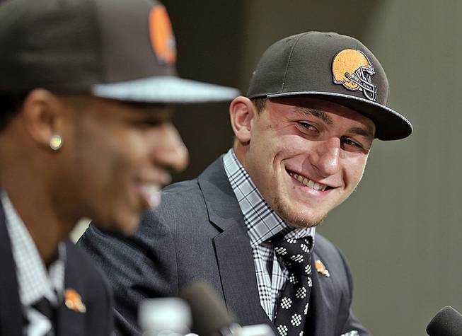 Cleveland Browns quarterback Johnny Manziel, right, from Texas A&M, watches cornerback Justin Gilbert during their introductory news conference at the NFL team's facility in Berea, Ohio, on Friday, May 9, 2014. 