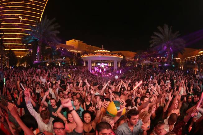 DJ Avicii performs for a record-size crowd at XS on ...