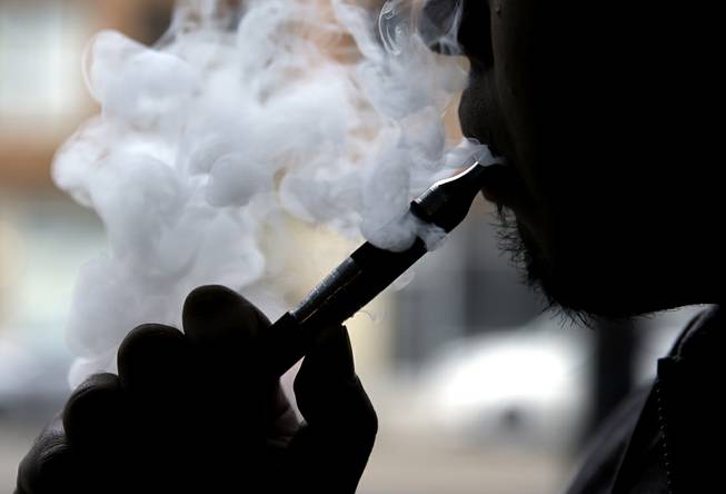 An electronic cigarette is demonstrated in Chicago, April 23, 2014. 