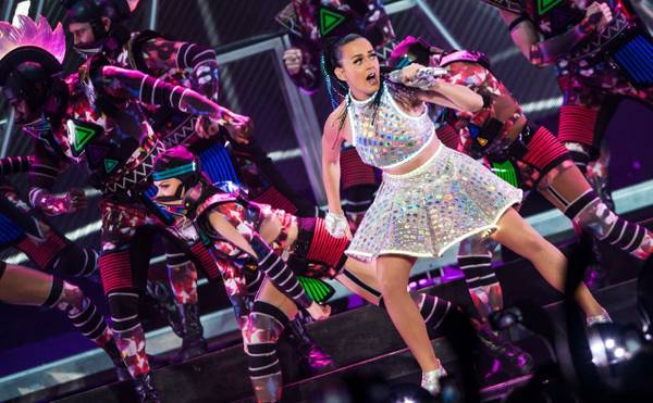 Concert review: Katy Perry drowns her music in kitsch - Las Vegas Weekly