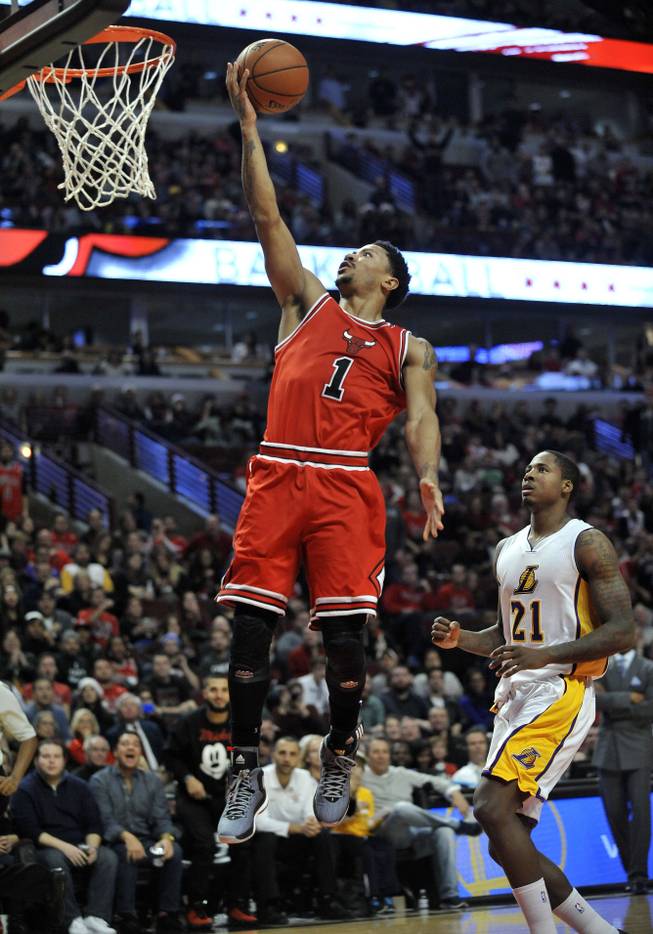 Chicago Bulls' Derrick Rose (1) goes up to shoot against Los Angeles Lakers' Ed Davis (21) during the second half of a NBA basketball game in Chicago, Thursday, Dec. 25, 2014. Chicago won 113-93.