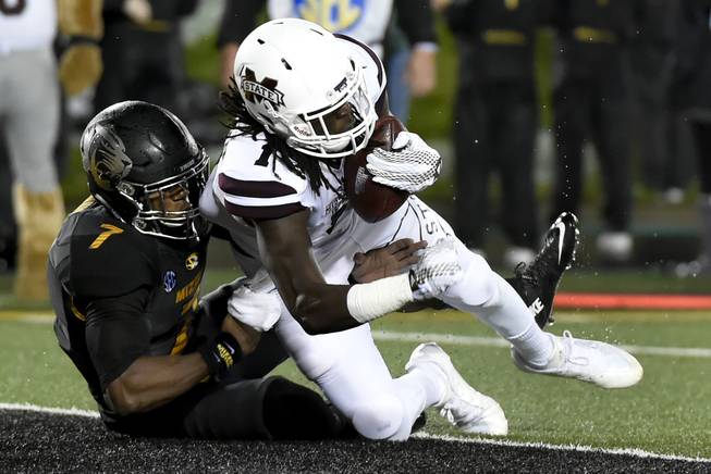 Mississippi State wide receiver De'Runnya Wilson, right, catches a five-yard touchdown pass as Missouri defensive back Kenya Dennis defends during the second half of an NCAA college football game on Thursday, Nov. 5, 2015, in Columbia, Mo.