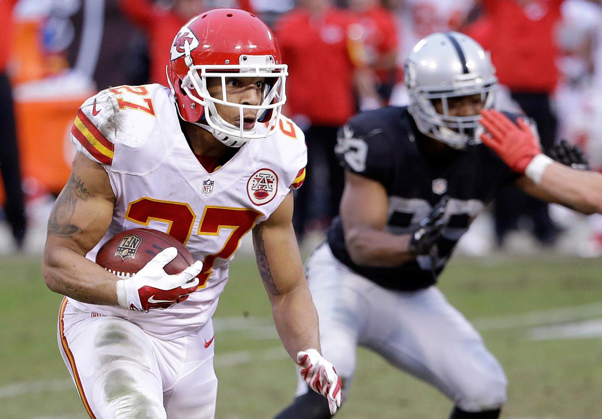 Carr helps Raiders snap Chiefs' 13-game win streak