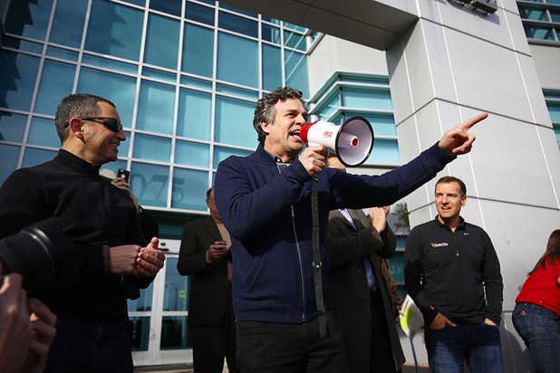 Actor Mark Ruffalo rallies solar supporters in front of Public Utilities Commission offices Wednesday, Jan 13, 2016.