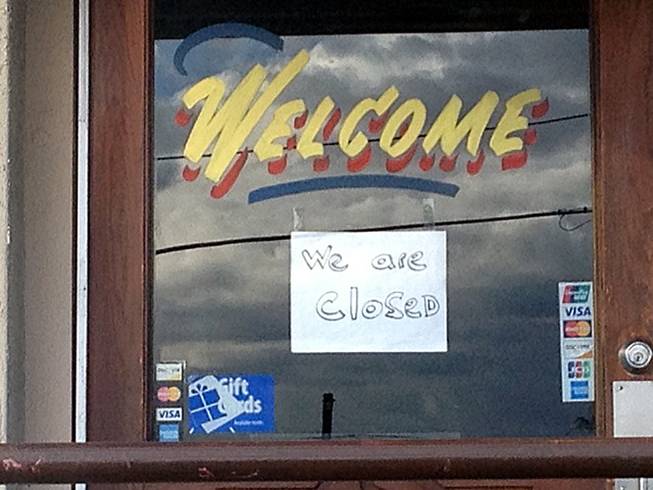 A sign notes the closure of Dessy B’s Steakhouse at Eastern and Tropicana avenues.