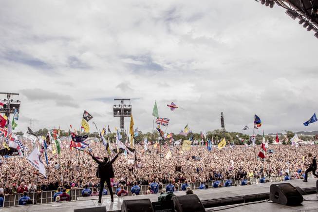 Lionel Richie with 200,000 fans in Glastonbury, England.