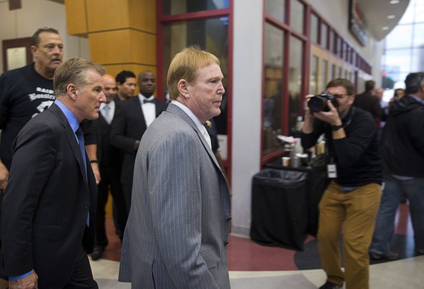 Oakland Raiders owner Mark Davis, center, heads into a meeting of the Southern Nevada Tourism Infrastructure Committee at UNLV Thursday, April 28, 2016.
