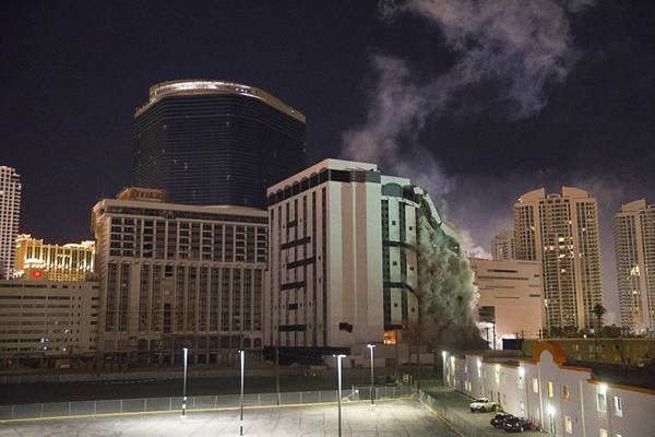 Riviera implosion: Watch Las Vegas casino's last tower come down – The  Mercury News