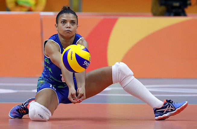 Rio Olympics Day 6 - Brazil's Leia da Silva Nicolosi controls the ball ...