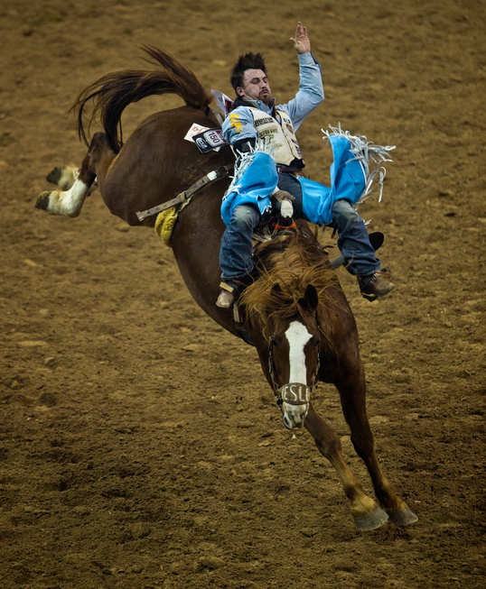 2016 Wrangler NFR Opening Night - Bareback rider Winn Ratliff hangs ...