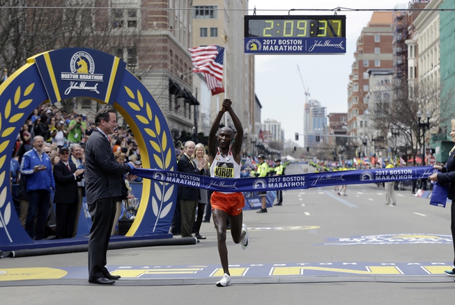 Geoffrey Kirui, of Kenya, crosses the finish line to win ...