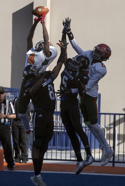 Mojave's Quincy Smith (4) extends for a catch attempt in ...