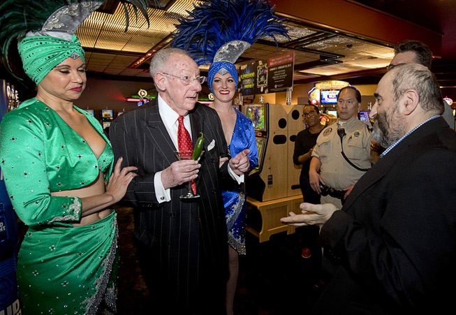Former Las Vegas Mayor Oscar Goodman talks with a man ...